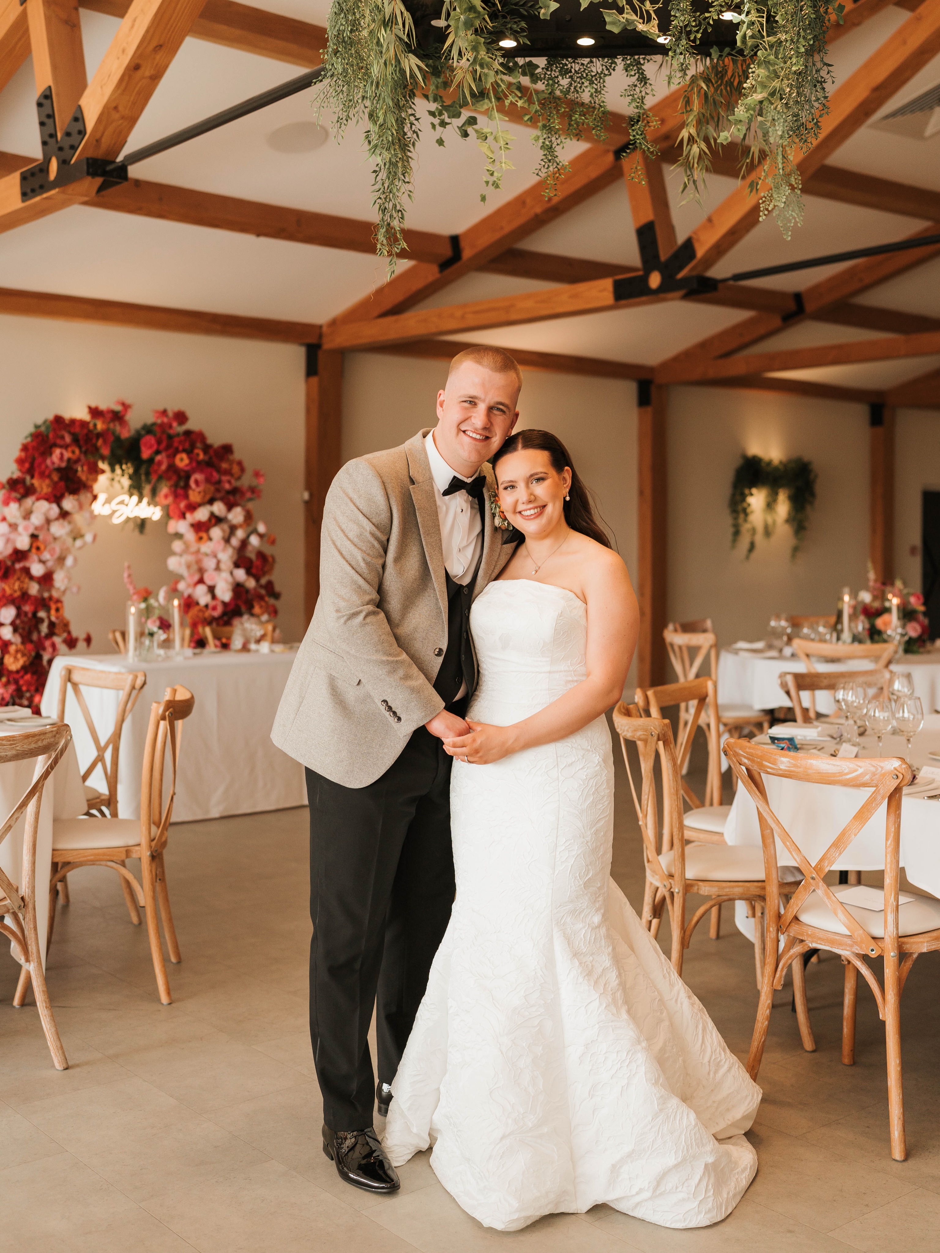 ‘Juliet’ Flower Arch - the most romantic backdrop to frame a sweetheart table 😍 This time with orange florals added to match Maya and Harry’s gorgeous colour palette @hanburybarnsvenue 🧡🌸
.
Incredible photography by @photographybyamielouise
.
#flowerarch #weddingflowers #floralbackdrop #sweethearttable #artificialflowers