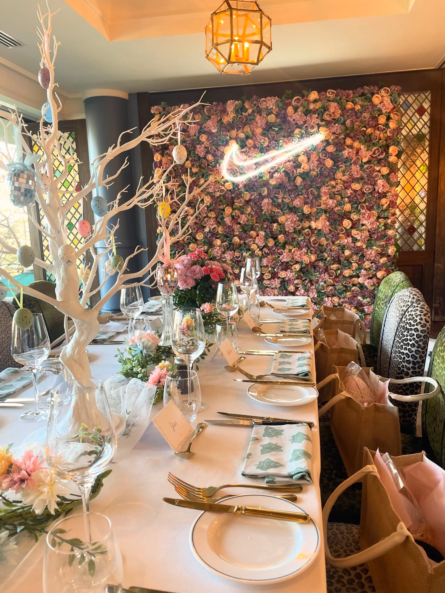 An evening with Nike at The Ivy Tower Bridge ✨
Our ‘Bella’ flower wall set the scene for a night of dining, movement and connection as part of Nike Dance. The perfect backdrop for those in-the-moment photos.
.
Got an event in mind? We can help bring it together!
.
#flowerwall #floralbackdrop #backdrophire #nike #photobackdrop