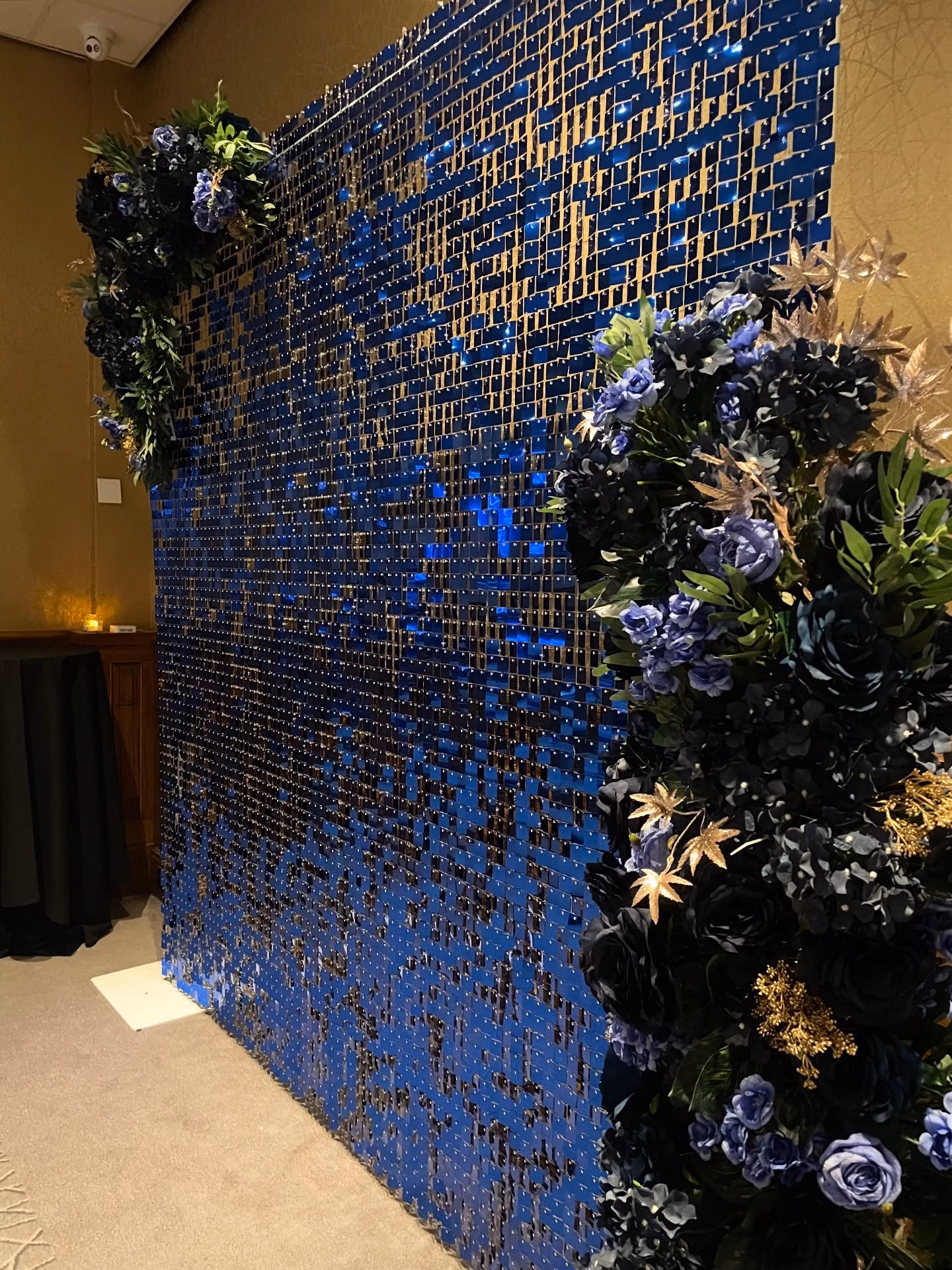 💙✨ Midnight blooms for @tropicskincare Timeless Twilight event. We paired our sapphire blue sequin wall with custom florals to fit the brief @thebelfryhotelandresort ✨
.
#tropicskincare #sequinwall #floralbackdrop #shimmerwall #midnightbloom