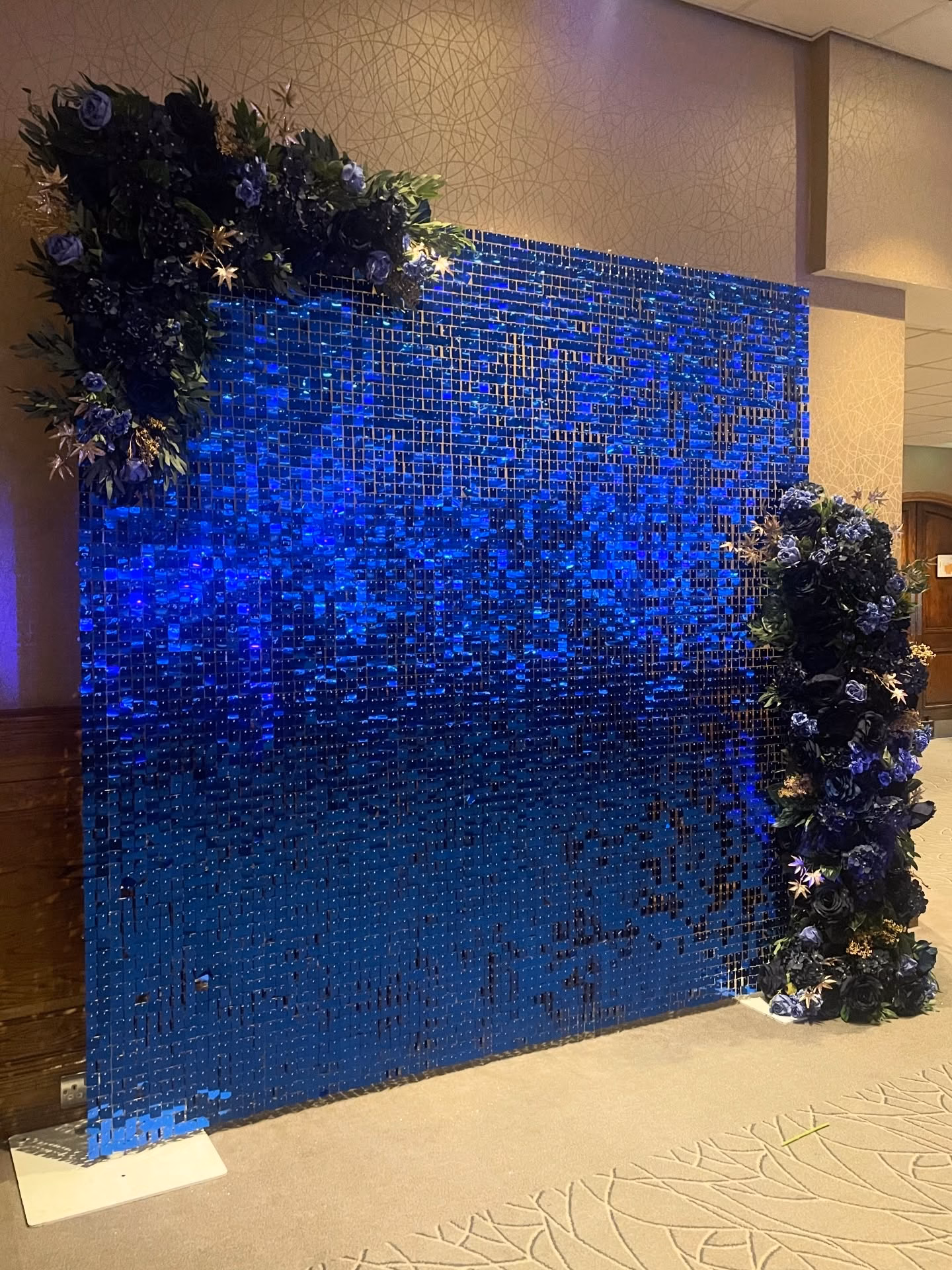 💙✨ Midnight blooms for a @tropicskincare Timeless Twilight event. A custom blue backdrop to fit the overall event styling @thebelfryhotelandresort ✨
.
#tropicskincare #sequinwall #floralbackdrop #shimmerwall #flowerwall