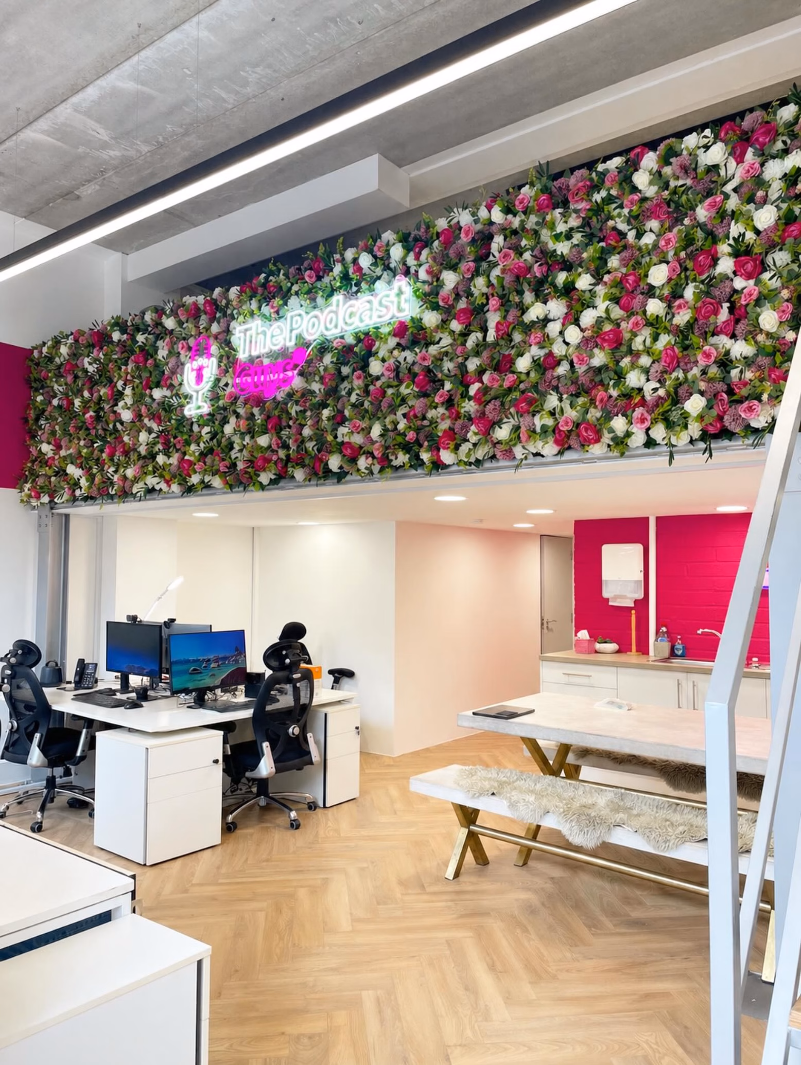 Custom flower wall and @neonnowuk sign installation for @thepodcastguysagency 🌺
A floral installation designed to soften the space, strengthen the brand and create an interior feature that looks great both on camera and in person.
Artificial flowers don’t have to look artificial. With the right mix of flowers, foliage and lighting, they can become a permanent feature that transforms an otherwise plain wall.
Thinking about a floral installation for your business, venue or studio? 📞 We’d love to hear about your project!
#FloralWall #NeonSign #PodcastStudio #InteriorDesign #CommercialDecor