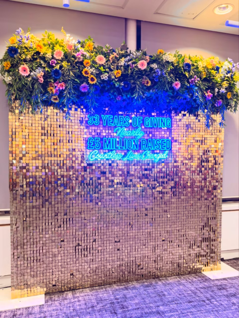 ✨🌻 Wildflower inspired backdrop - installed for Bestway’s Annual Charity Raceday at Ascot Racecourse this year 🐎
.
Custom LED neon sign X @neonnowuk ⚡️
.
#floralbackdrop #sequinwall #neonsign #eventhire #flowerwall